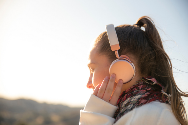 Sử dụng tai nghe thường xuyên có thể gây ra mất thính lực